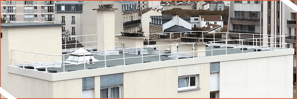 Terrasse inaccessible autoprotégée avec garde-corps autoportant en aluminium laqué